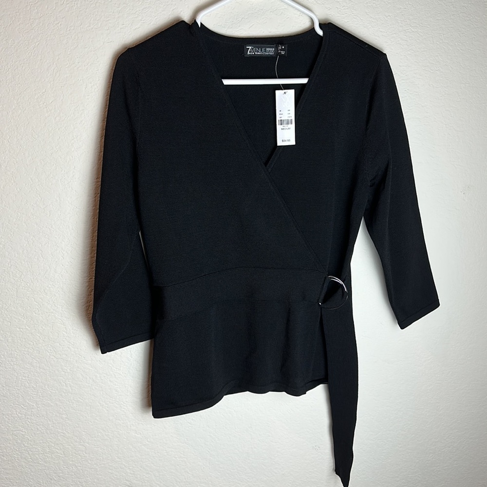 NWT 7th Avenue design studio medium v neck flattering top